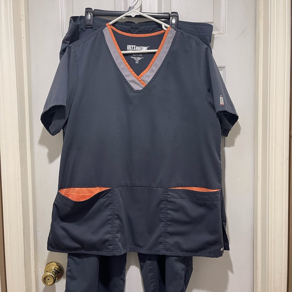 Gray’s Anatomy 2pc scrub set